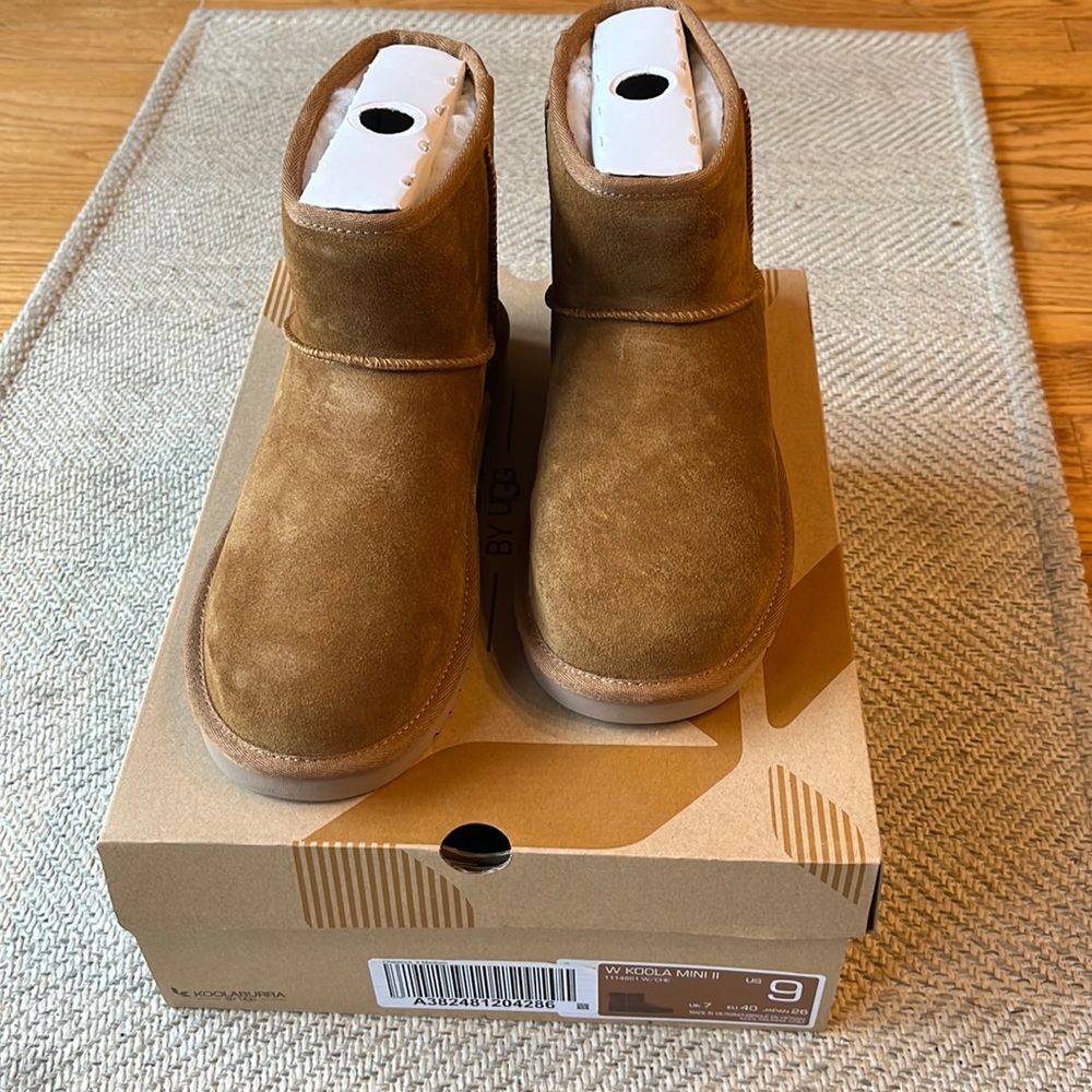 Kookaburra mini II by Ugg. New with box! Size 9